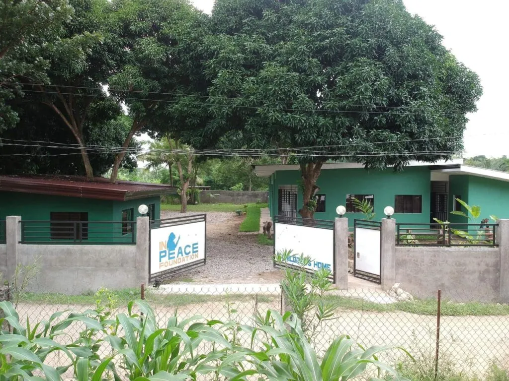Entrada de la casa de InPeace en Dumaguete